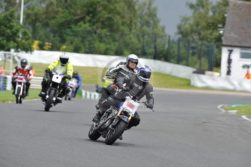 Mallory park Leicestershire;Mallory park photographs;Motorcycle action photographs;classic bikes;event digital images;eventdigitalimages;mallory park;no limits trackday;peter wileman photography;vintage bikes;vintage motorcycles;vmcc festival 1000 bikes