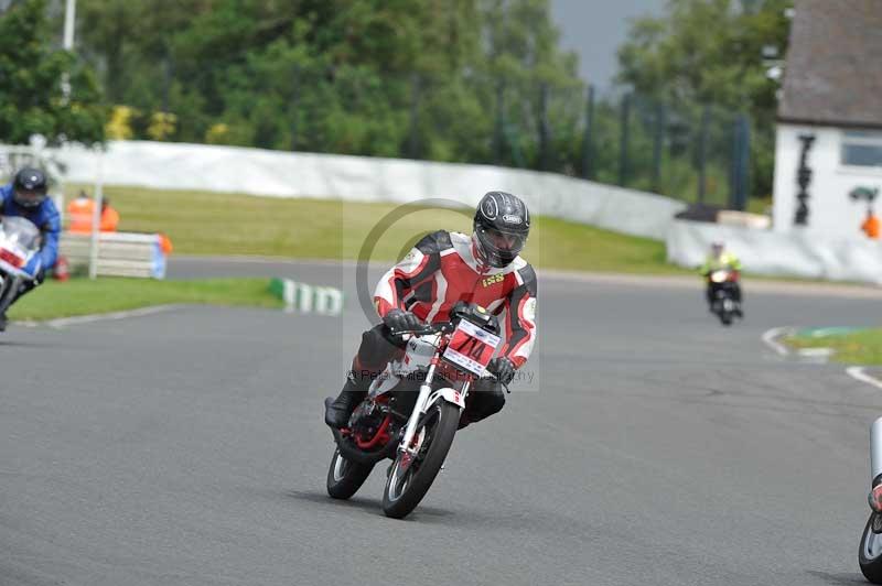 Mallory park Leicestershire;Mallory park photographs;Motorcycle action photographs;classic bikes;event digital images;eventdigitalimages;mallory park;no limits trackday;peter wileman photography;vintage bikes;vintage motorcycles;vmcc festival 1000 bikes