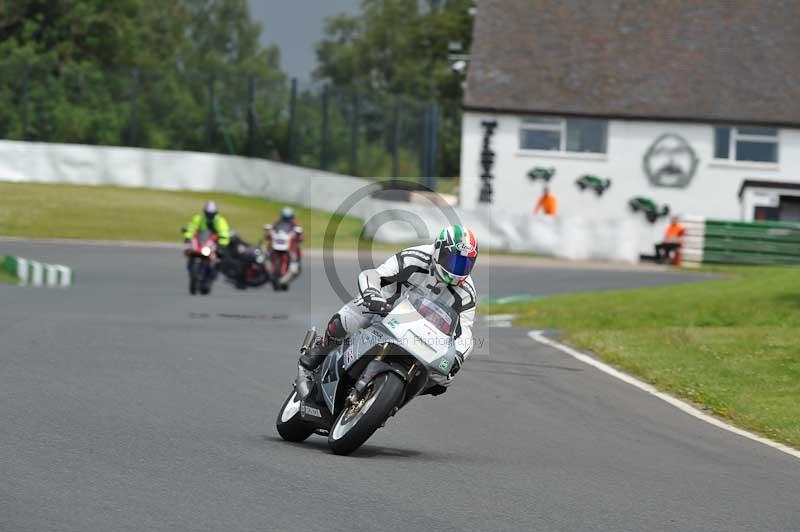 Mallory park Leicestershire;Mallory park photographs;Motorcycle action photographs;classic bikes;event digital images;eventdigitalimages;mallory park;no limits trackday;peter wileman photography;vintage bikes;vintage motorcycles;vmcc festival 1000 bikes