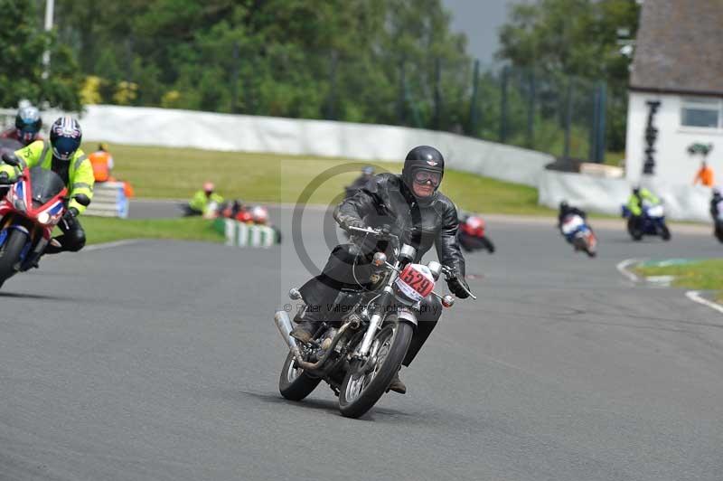 Mallory park Leicestershire;Mallory park photographs;Motorcycle action photographs;classic bikes;event digital images;eventdigitalimages;mallory park;no limits trackday;peter wileman photography;vintage bikes;vintage motorcycles;vmcc festival 1000 bikes