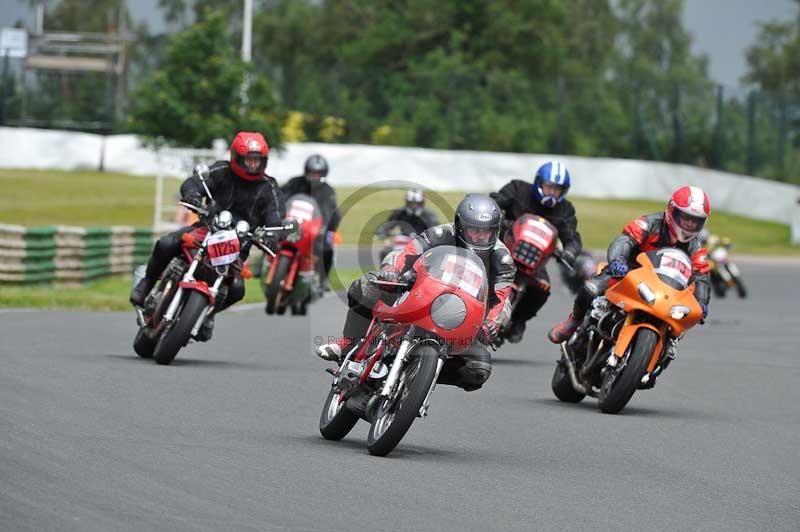 Mallory park Leicestershire;Mallory park photographs;Motorcycle action photographs;classic bikes;event digital images;eventdigitalimages;mallory park;no limits trackday;peter wileman photography;vintage bikes;vintage motorcycles;vmcc festival 1000 bikes