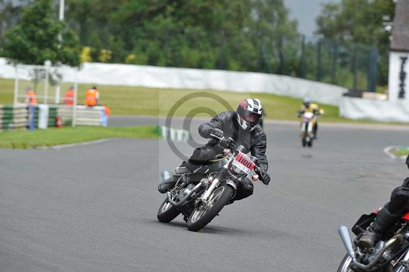 Mallory park Leicestershire;Mallory park photographs;Motorcycle action photographs;classic bikes;event digital images;eventdigitalimages;mallory park;no limits trackday;peter wileman photography;vintage bikes;vintage motorcycles;vmcc festival 1000 bikes