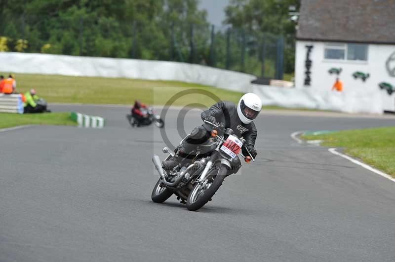 Mallory park Leicestershire;Mallory park photographs;Motorcycle action photographs;classic bikes;event digital images;eventdigitalimages;mallory park;no limits trackday;peter wileman photography;vintage bikes;vintage motorcycles;vmcc festival 1000 bikes