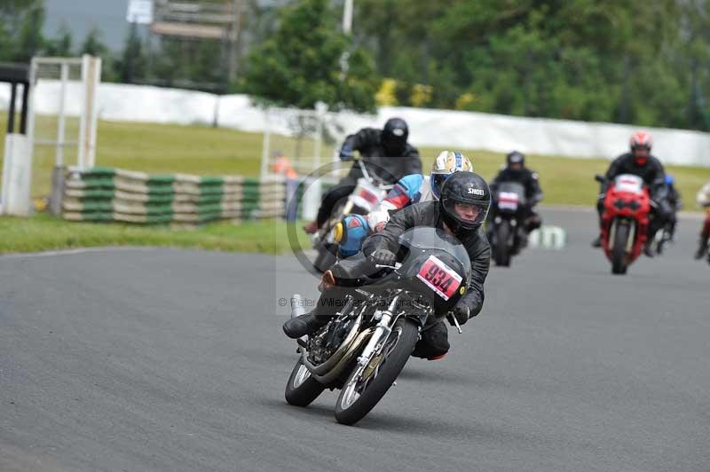 Mallory park Leicestershire;Mallory park photographs;Motorcycle action photographs;classic bikes;event digital images;eventdigitalimages;mallory park;no limits trackday;peter wileman photography;vintage bikes;vintage motorcycles;vmcc festival 1000 bikes