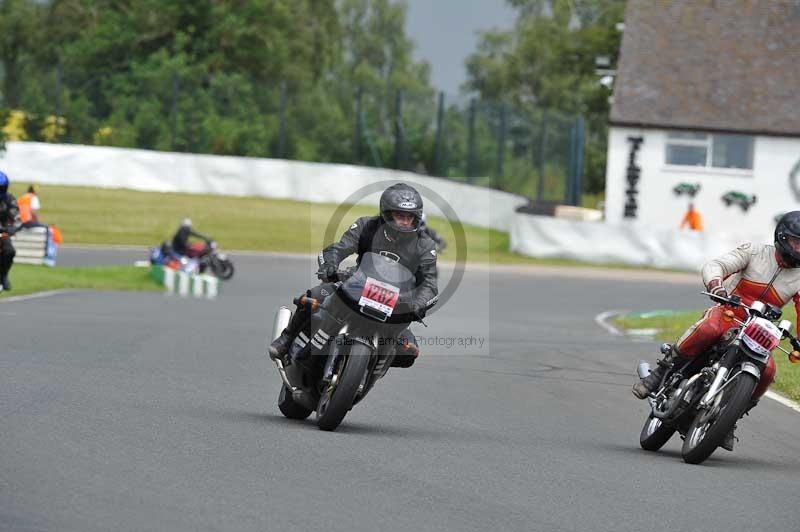 Mallory park Leicestershire;Mallory park photographs;Motorcycle action photographs;classic bikes;event digital images;eventdigitalimages;mallory park;no limits trackday;peter wileman photography;vintage bikes;vintage motorcycles;vmcc festival 1000 bikes