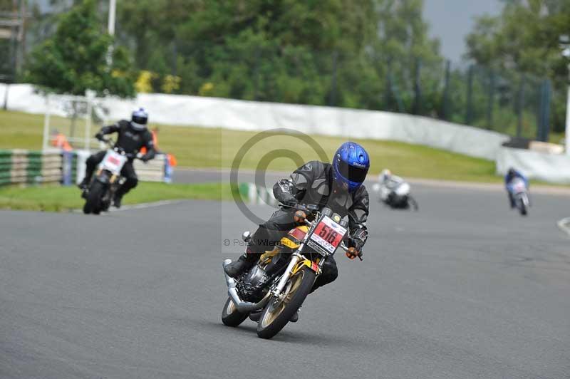 Mallory park Leicestershire;Mallory park photographs;Motorcycle action photographs;classic bikes;event digital images;eventdigitalimages;mallory park;no limits trackday;peter wileman photography;vintage bikes;vintage motorcycles;vmcc festival 1000 bikes