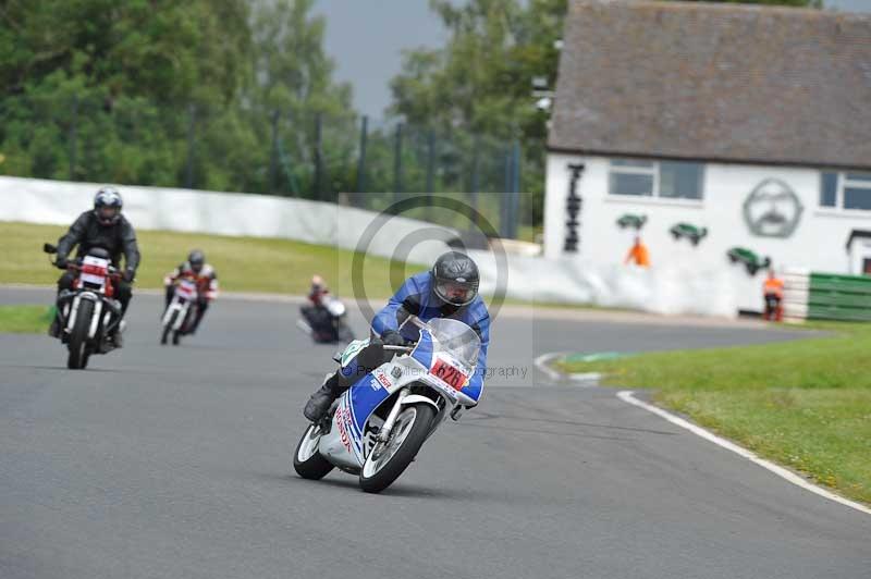 Mallory park Leicestershire;Mallory park photographs;Motorcycle action photographs;classic bikes;event digital images;eventdigitalimages;mallory park;no limits trackday;peter wileman photography;vintage bikes;vintage motorcycles;vmcc festival 1000 bikes