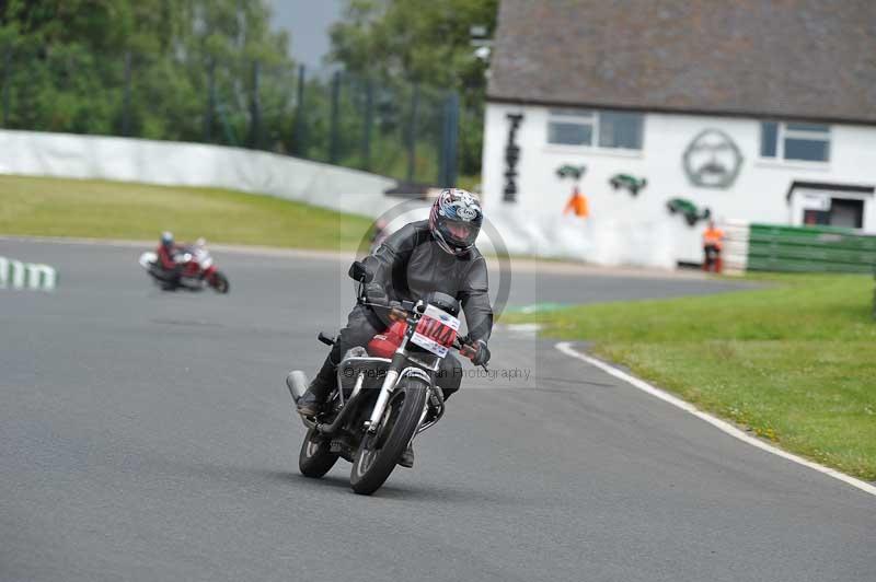 Mallory park Leicestershire;Mallory park photographs;Motorcycle action photographs;classic bikes;event digital images;eventdigitalimages;mallory park;no limits trackday;peter wileman photography;vintage bikes;vintage motorcycles;vmcc festival 1000 bikes