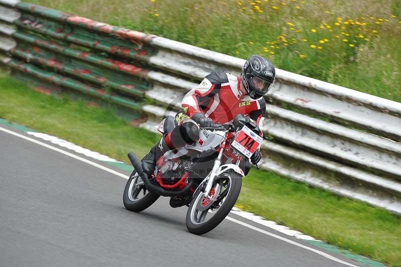 Mallory park Leicestershire;Mallory park photographs;Motorcycle action photographs;classic bikes;event digital images;eventdigitalimages;mallory park;no limits trackday;peter wileman photography;vintage bikes;vintage motorcycles;vmcc festival 1000 bikes