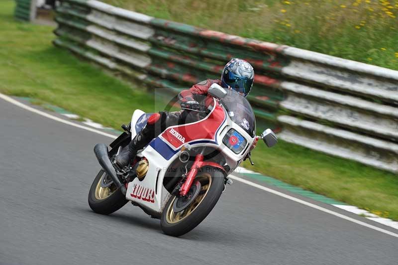 Mallory park Leicestershire;Mallory park photographs;Motorcycle action photographs;classic bikes;event digital images;eventdigitalimages;mallory park;no limits trackday;peter wileman photography;vintage bikes;vintage motorcycles;vmcc festival 1000 bikes