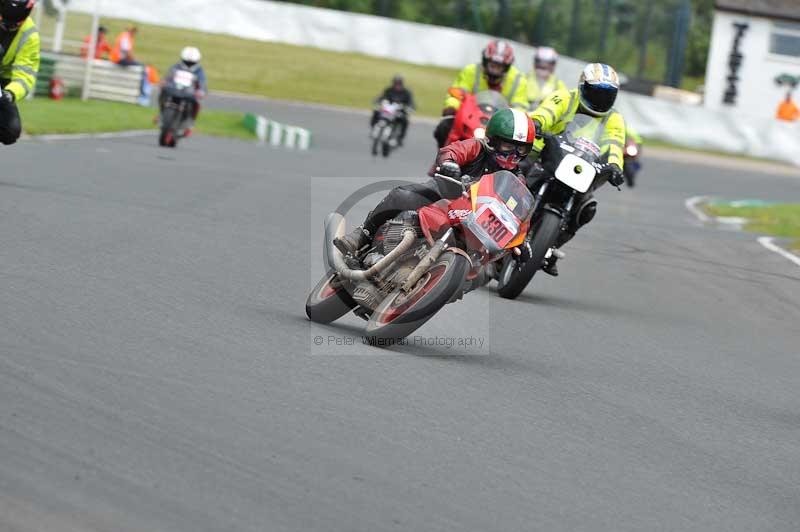 Mallory park Leicestershire;Mallory park photographs;Motorcycle action photographs;classic bikes;event digital images;eventdigitalimages;mallory park;no limits trackday;peter wileman photography;vintage bikes;vintage motorcycles;vmcc festival 1000 bikes