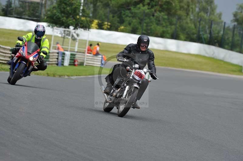 Mallory park Leicestershire;Mallory park photographs;Motorcycle action photographs;classic bikes;event digital images;eventdigitalimages;mallory park;no limits trackday;peter wileman photography;vintage bikes;vintage motorcycles;vmcc festival 1000 bikes