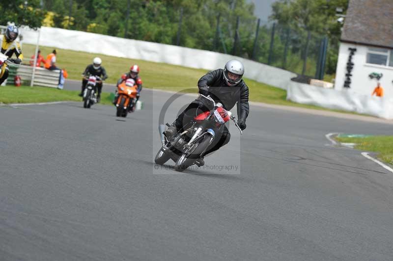 Mallory park Leicestershire;Mallory park photographs;Motorcycle action photographs;classic bikes;event digital images;eventdigitalimages;mallory park;no limits trackday;peter wileman photography;vintage bikes;vintage motorcycles;vmcc festival 1000 bikes