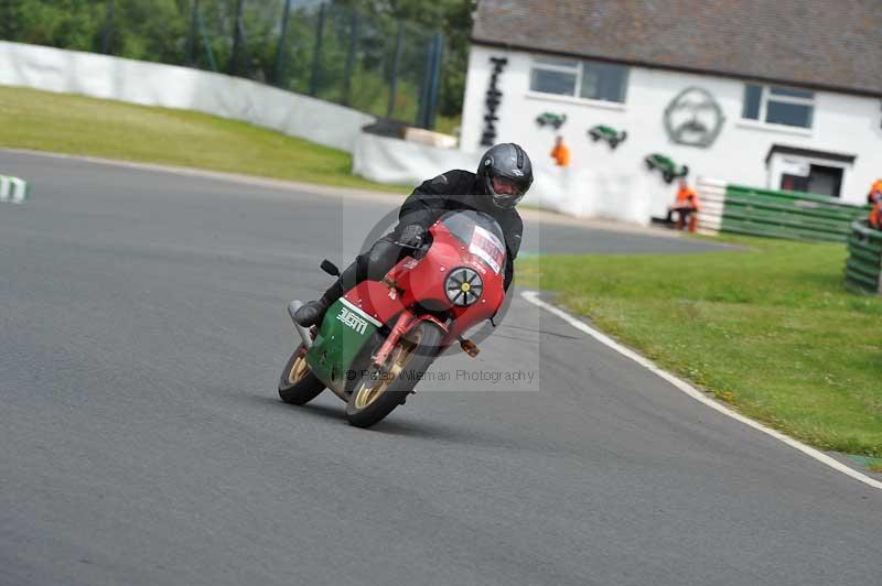 Mallory park Leicestershire;Mallory park photographs;Motorcycle action photographs;classic bikes;event digital images;eventdigitalimages;mallory park;no limits trackday;peter wileman photography;vintage bikes;vintage motorcycles;vmcc festival 1000 bikes