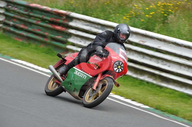 Mallory park Leicestershire;Mallory park photographs;Motorcycle action photographs;classic bikes;event digital images;eventdigitalimages;mallory park;no limits trackday;peter wileman photography;vintage bikes;vintage motorcycles;vmcc festival 1000 bikes