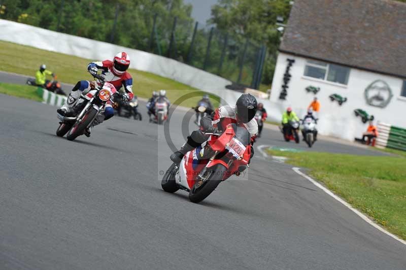 Mallory park Leicestershire;Mallory park photographs;Motorcycle action photographs;classic bikes;event digital images;eventdigitalimages;mallory park;no limits trackday;peter wileman photography;vintage bikes;vintage motorcycles;vmcc festival 1000 bikes