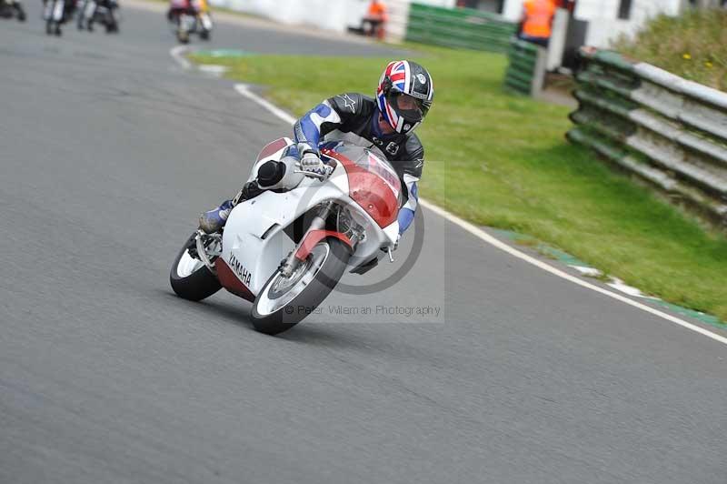 Mallory park Leicestershire;Mallory park photographs;Motorcycle action photographs;classic bikes;event digital images;eventdigitalimages;mallory park;no limits trackday;peter wileman photography;vintage bikes;vintage motorcycles;vmcc festival 1000 bikes