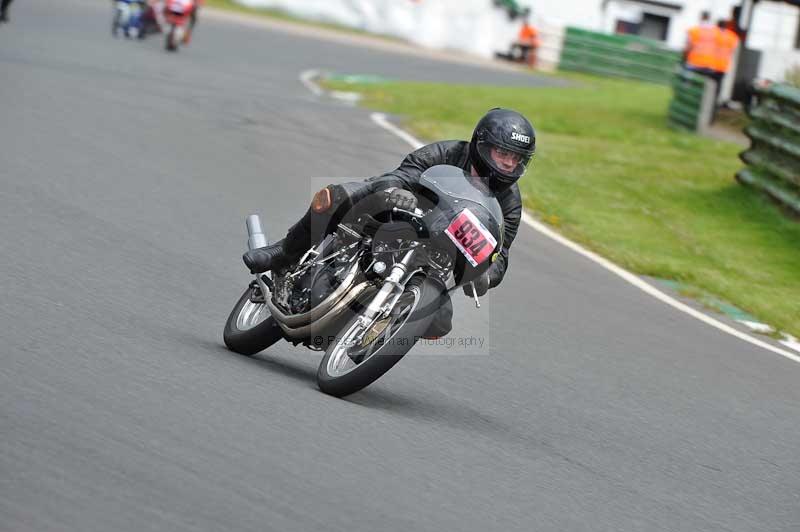 Mallory park Leicestershire;Mallory park photographs;Motorcycle action photographs;classic bikes;event digital images;eventdigitalimages;mallory park;no limits trackday;peter wileman photography;vintage bikes;vintage motorcycles;vmcc festival 1000 bikes