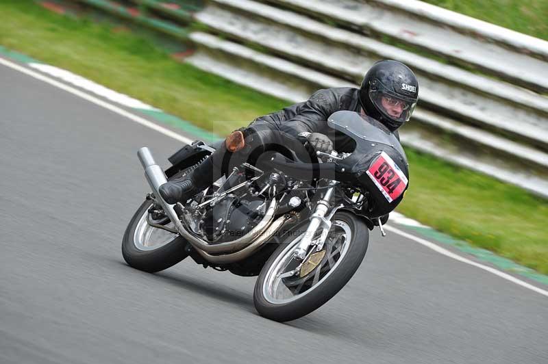 Mallory park Leicestershire;Mallory park photographs;Motorcycle action photographs;classic bikes;event digital images;eventdigitalimages;mallory park;no limits trackday;peter wileman photography;vintage bikes;vintage motorcycles;vmcc festival 1000 bikes