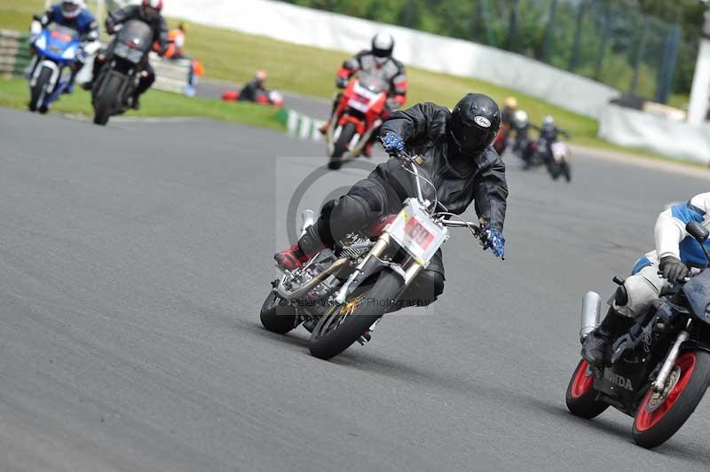 Mallory park Leicestershire;Mallory park photographs;Motorcycle action photographs;classic bikes;event digital images;eventdigitalimages;mallory park;no limits trackday;peter wileman photography;vintage bikes;vintage motorcycles;vmcc festival 1000 bikes