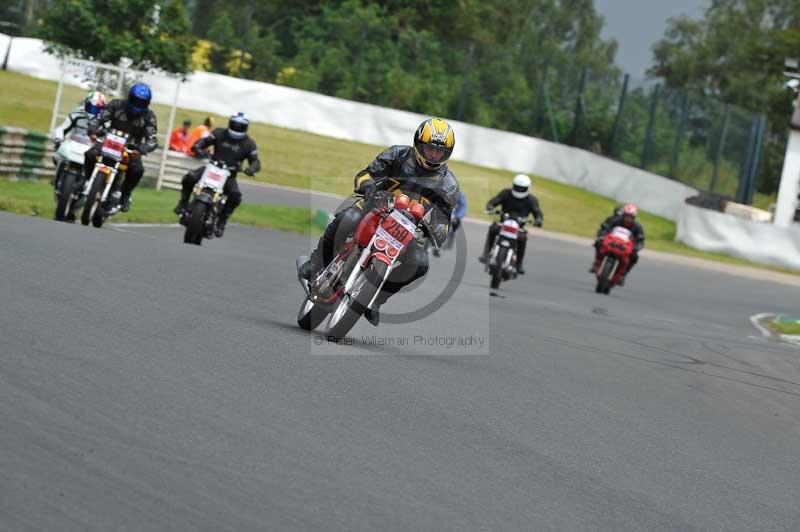 Mallory park Leicestershire;Mallory park photographs;Motorcycle action photographs;classic bikes;event digital images;eventdigitalimages;mallory park;no limits trackday;peter wileman photography;vintage bikes;vintage motorcycles;vmcc festival 1000 bikes