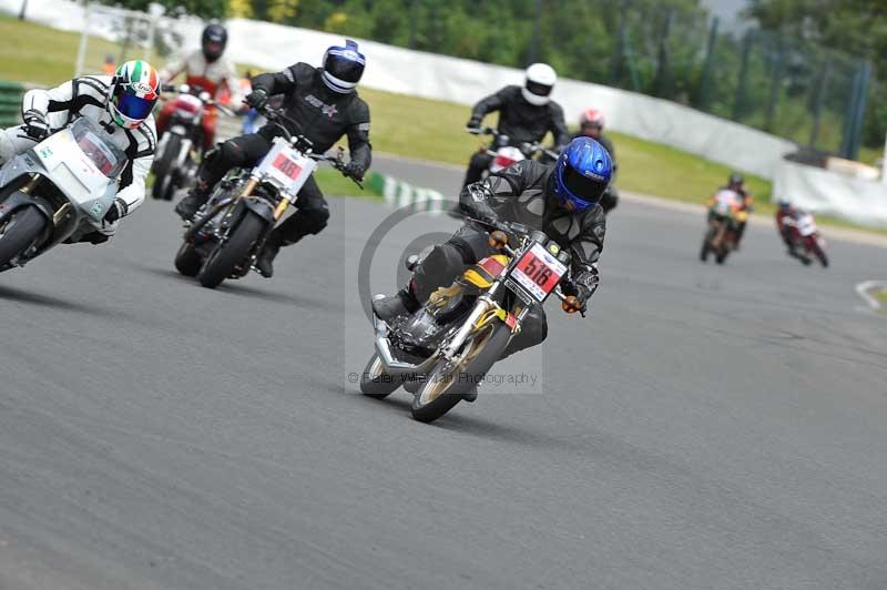 Mallory park Leicestershire;Mallory park photographs;Motorcycle action photographs;classic bikes;event digital images;eventdigitalimages;mallory park;no limits trackday;peter wileman photography;vintage bikes;vintage motorcycles;vmcc festival 1000 bikes