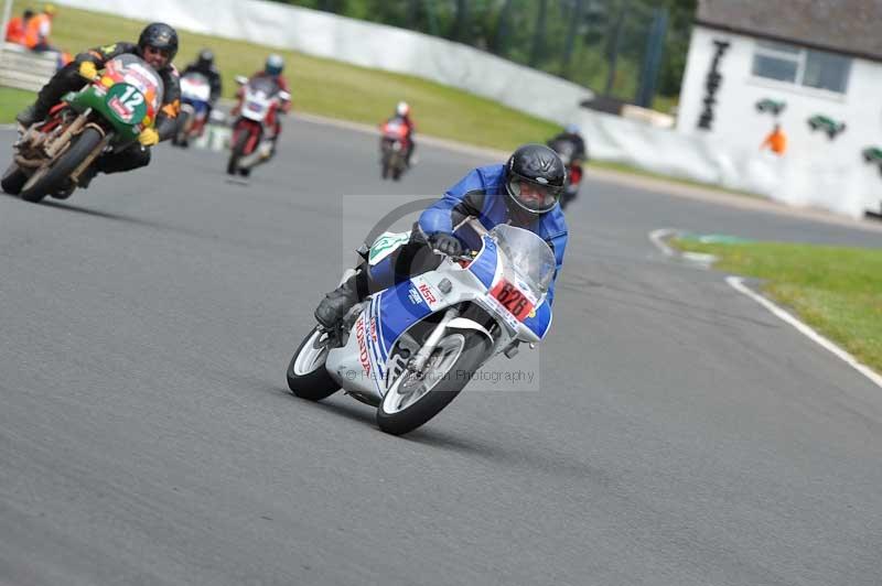 Mallory park Leicestershire;Mallory park photographs;Motorcycle action photographs;classic bikes;event digital images;eventdigitalimages;mallory park;no limits trackday;peter wileman photography;vintage bikes;vintage motorcycles;vmcc festival 1000 bikes