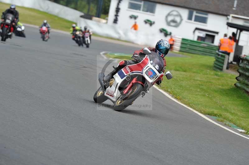 Mallory park Leicestershire;Mallory park photographs;Motorcycle action photographs;classic bikes;event digital images;eventdigitalimages;mallory park;no limits trackday;peter wileman photography;vintage bikes;vintage motorcycles;vmcc festival 1000 bikes
