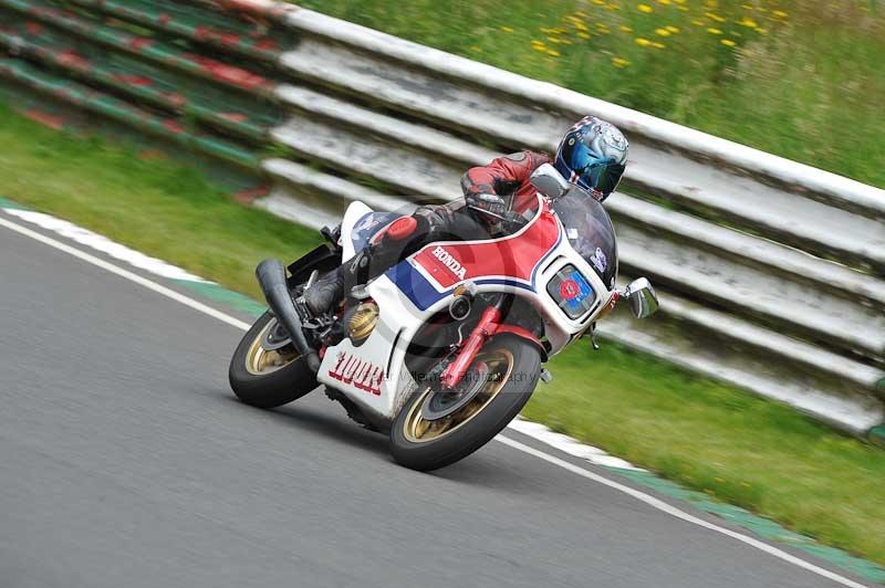 Mallory park Leicestershire;Mallory park photographs;Motorcycle action photographs;classic bikes;event digital images;eventdigitalimages;mallory park;no limits trackday;peter wileman photography;vintage bikes;vintage motorcycles;vmcc festival 1000 bikes