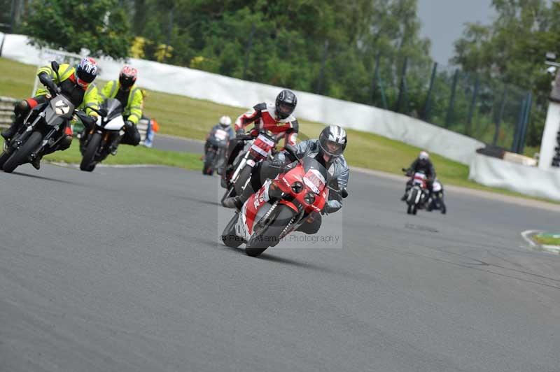 Mallory park Leicestershire;Mallory park photographs;Motorcycle action photographs;classic bikes;event digital images;eventdigitalimages;mallory park;no limits trackday;peter wileman photography;vintage bikes;vintage motorcycles;vmcc festival 1000 bikes