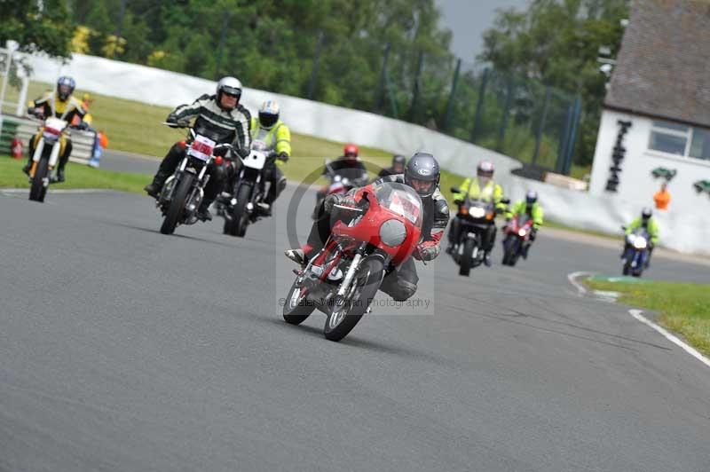 Mallory park Leicestershire;Mallory park photographs;Motorcycle action photographs;classic bikes;event digital images;eventdigitalimages;mallory park;no limits trackday;peter wileman photography;vintage bikes;vintage motorcycles;vmcc festival 1000 bikes