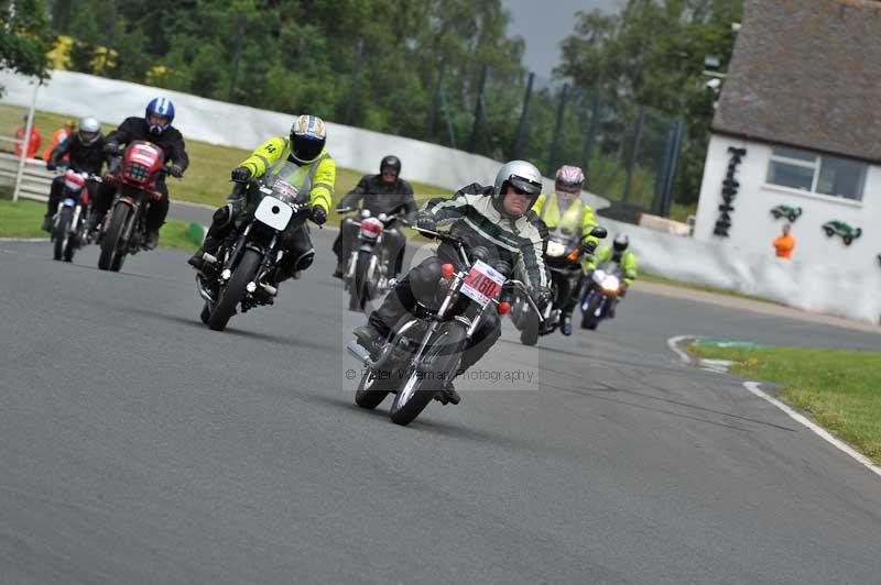 Mallory park Leicestershire;Mallory park photographs;Motorcycle action photographs;classic bikes;event digital images;eventdigitalimages;mallory park;no limits trackday;peter wileman photography;vintage bikes;vintage motorcycles;vmcc festival 1000 bikes