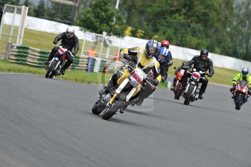 Mallory park Leicestershire;Mallory park photographs;Motorcycle action photographs;classic bikes;event digital images;eventdigitalimages;mallory park;no limits trackday;peter wileman photography;vintage bikes;vintage motorcycles;vmcc festival 1000 bikes