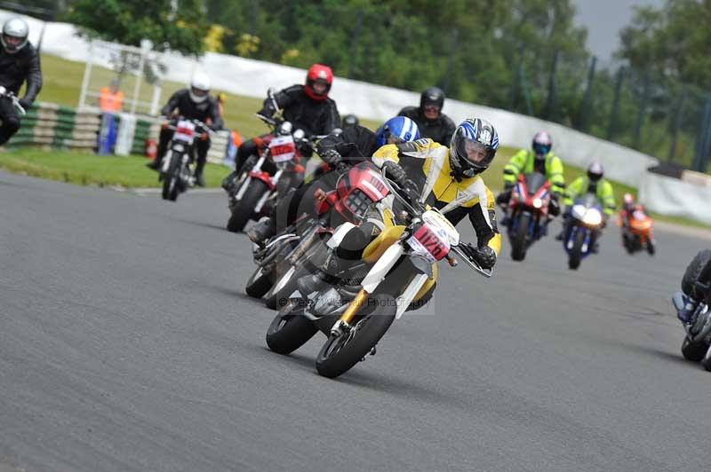 Mallory park Leicestershire;Mallory park photographs;Motorcycle action photographs;classic bikes;event digital images;eventdigitalimages;mallory park;no limits trackday;peter wileman photography;vintage bikes;vintage motorcycles;vmcc festival 1000 bikes