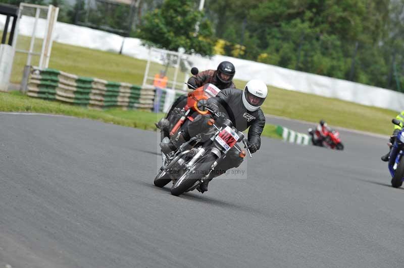 Mallory park Leicestershire;Mallory park photographs;Motorcycle action photographs;classic bikes;event digital images;eventdigitalimages;mallory park;no limits trackday;peter wileman photography;vintage bikes;vintage motorcycles;vmcc festival 1000 bikes