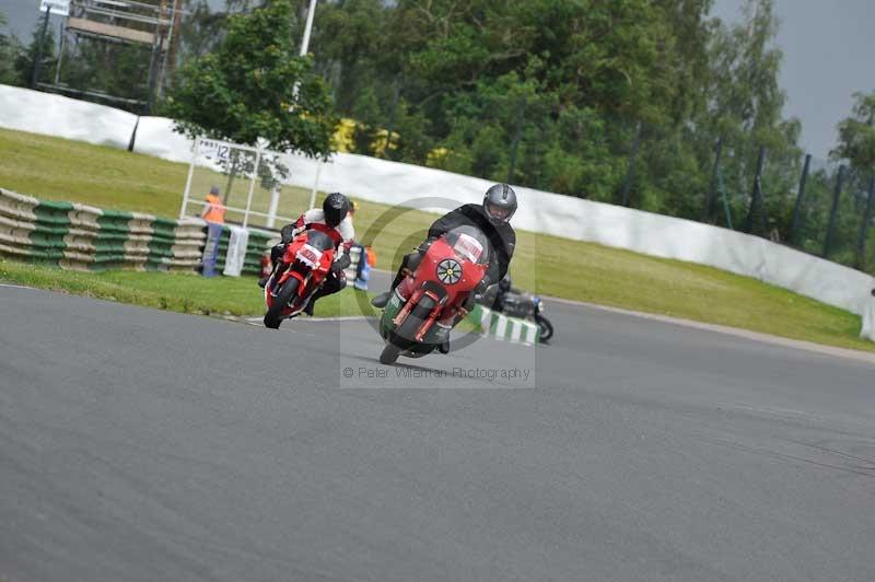 Mallory park Leicestershire;Mallory park photographs;Motorcycle action photographs;classic bikes;event digital images;eventdigitalimages;mallory park;no limits trackday;peter wileman photography;vintage bikes;vintage motorcycles;vmcc festival 1000 bikes