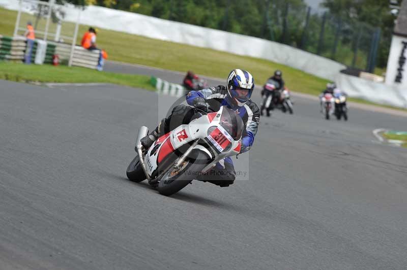 Mallory park Leicestershire;Mallory park photographs;Motorcycle action photographs;classic bikes;event digital images;eventdigitalimages;mallory park;no limits trackday;peter wileman photography;vintage bikes;vintage motorcycles;vmcc festival 1000 bikes