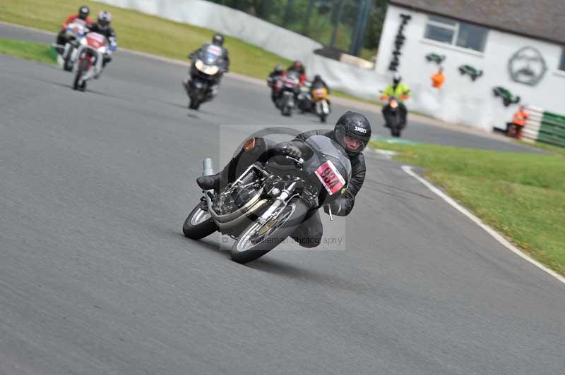Mallory park Leicestershire;Mallory park photographs;Motorcycle action photographs;classic bikes;event digital images;eventdigitalimages;mallory park;no limits trackday;peter wileman photography;vintage bikes;vintage motorcycles;vmcc festival 1000 bikes