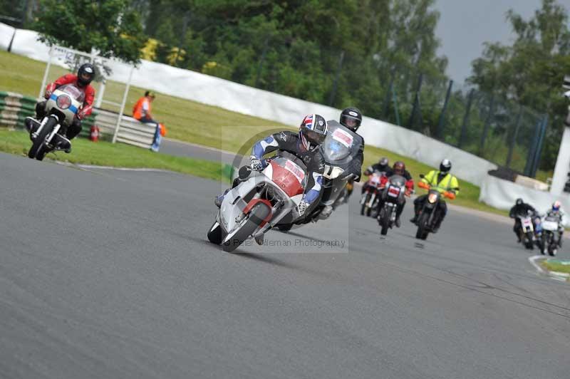 Mallory park Leicestershire;Mallory park photographs;Motorcycle action photographs;classic bikes;event digital images;eventdigitalimages;mallory park;no limits trackday;peter wileman photography;vintage bikes;vintage motorcycles;vmcc festival 1000 bikes