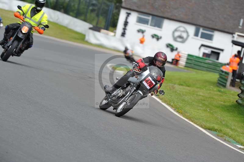 Mallory park Leicestershire;Mallory park photographs;Motorcycle action photographs;classic bikes;event digital images;eventdigitalimages;mallory park;no limits trackday;peter wileman photography;vintage bikes;vintage motorcycles;vmcc festival 1000 bikes