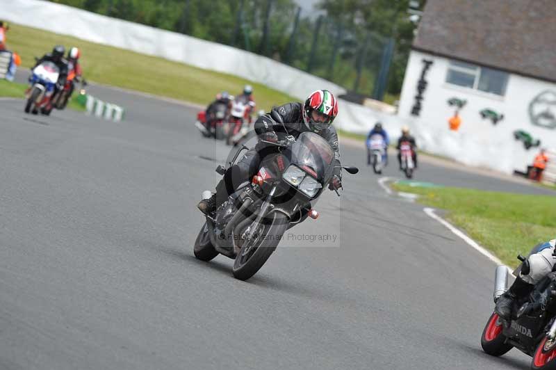 Mallory park Leicestershire;Mallory park photographs;Motorcycle action photographs;classic bikes;event digital images;eventdigitalimages;mallory park;no limits trackday;peter wileman photography;vintage bikes;vintage motorcycles;vmcc festival 1000 bikes