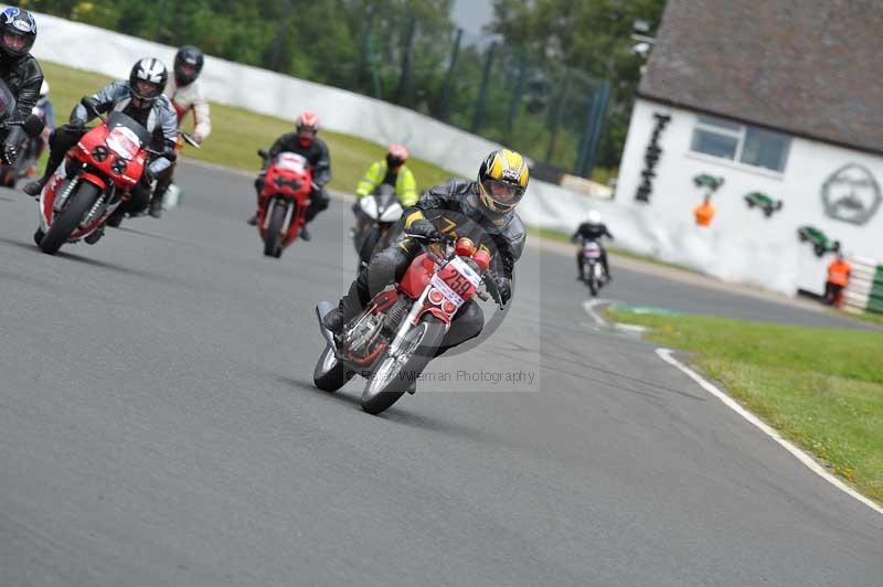 Mallory park Leicestershire;Mallory park photographs;Motorcycle action photographs;classic bikes;event digital images;eventdigitalimages;mallory park;no limits trackday;peter wileman photography;vintage bikes;vintage motorcycles;vmcc festival 1000 bikes