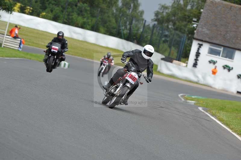 Mallory park Leicestershire;Mallory park photographs;Motorcycle action photographs;classic bikes;event digital images;eventdigitalimages;mallory park;no limits trackday;peter wileman photography;vintage bikes;vintage motorcycles;vmcc festival 1000 bikes