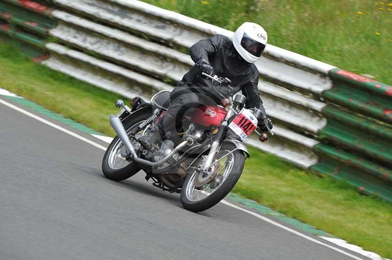 Mallory park Leicestershire;Mallory park photographs;Motorcycle action photographs;classic bikes;event digital images;eventdigitalimages;mallory park;no limits trackday;peter wileman photography;vintage bikes;vintage motorcycles;vmcc festival 1000 bikes