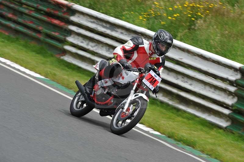 Mallory park Leicestershire;Mallory park photographs;Motorcycle action photographs;classic bikes;event digital images;eventdigitalimages;mallory park;no limits trackday;peter wileman photography;vintage bikes;vintage motorcycles;vmcc festival 1000 bikes