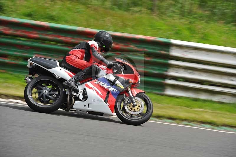 Mallory park Leicestershire;Mallory park photographs;Motorcycle action photographs;classic bikes;event digital images;eventdigitalimages;mallory park;no limits trackday;peter wileman photography;vintage bikes;vintage motorcycles;vmcc festival 1000 bikes