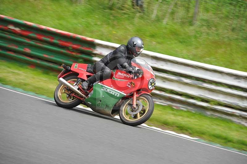 Mallory park Leicestershire;Mallory park photographs;Motorcycle action photographs;classic bikes;event digital images;eventdigitalimages;mallory park;no limits trackday;peter wileman photography;vintage bikes;vintage motorcycles;vmcc festival 1000 bikes