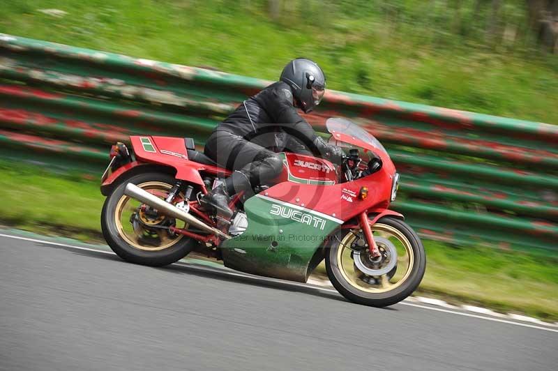 Mallory park Leicestershire;Mallory park photographs;Motorcycle action photographs;classic bikes;event digital images;eventdigitalimages;mallory park;no limits trackday;peter wileman photography;vintage bikes;vintage motorcycles;vmcc festival 1000 bikes