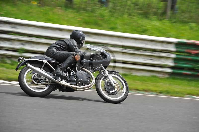 Mallory park Leicestershire;Mallory park photographs;Motorcycle action photographs;classic bikes;event digital images;eventdigitalimages;mallory park;no limits trackday;peter wileman photography;vintage bikes;vintage motorcycles;vmcc festival 1000 bikes