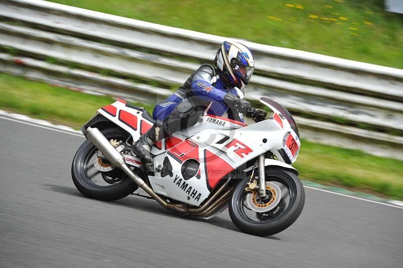 Mallory park Leicestershire;Mallory park photographs;Motorcycle action photographs;classic bikes;event digital images;eventdigitalimages;mallory park;no limits trackday;peter wileman photography;vintage bikes;vintage motorcycles;vmcc festival 1000 bikes